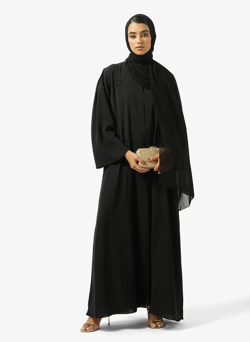 هيا كلوزيت عباية مفتوحة مزينة بياقة على شكل حرف